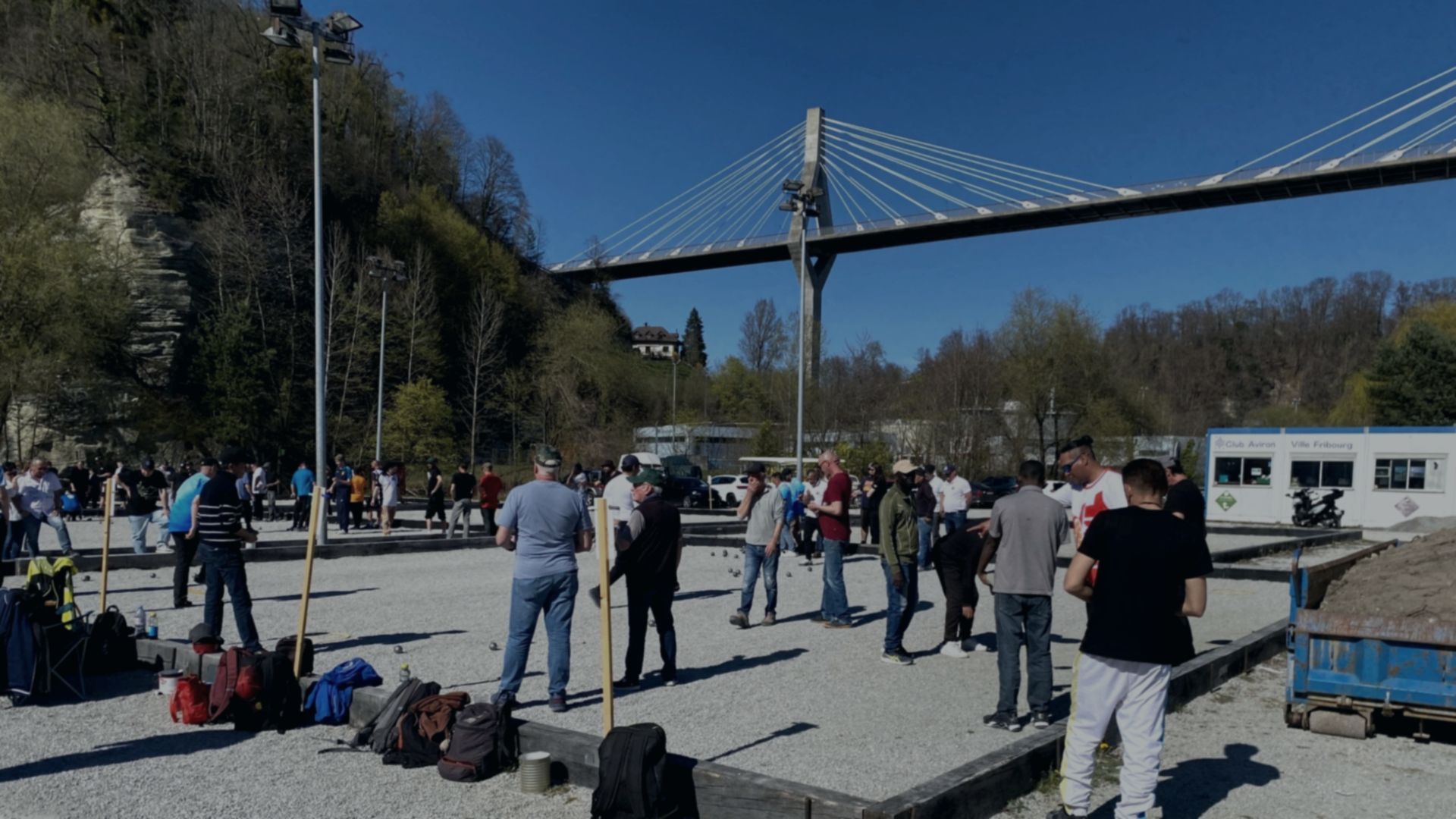 Le boulodrome du CP La Vallée, sous le pont de la Poya